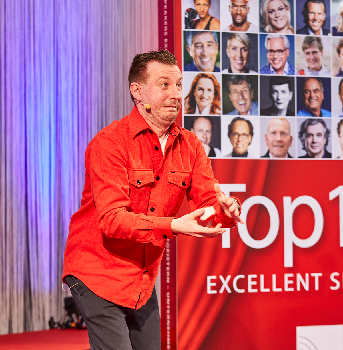 Torsten Schröder hält seine Keynote und schneidet währenddessen eine Grimasse