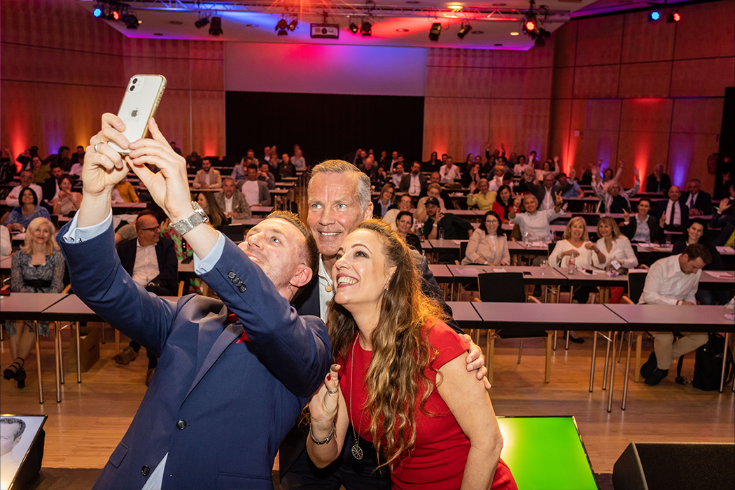 Torsten Schröder macht Selfies mit seinen Gästen auf der Bühne